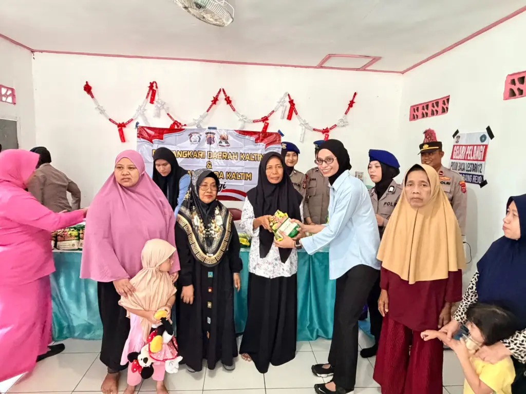 Polwan dan Bhayangkari Kaltim Salurkan Bantuan Pokok Kepada Masyarakat Balikpapan