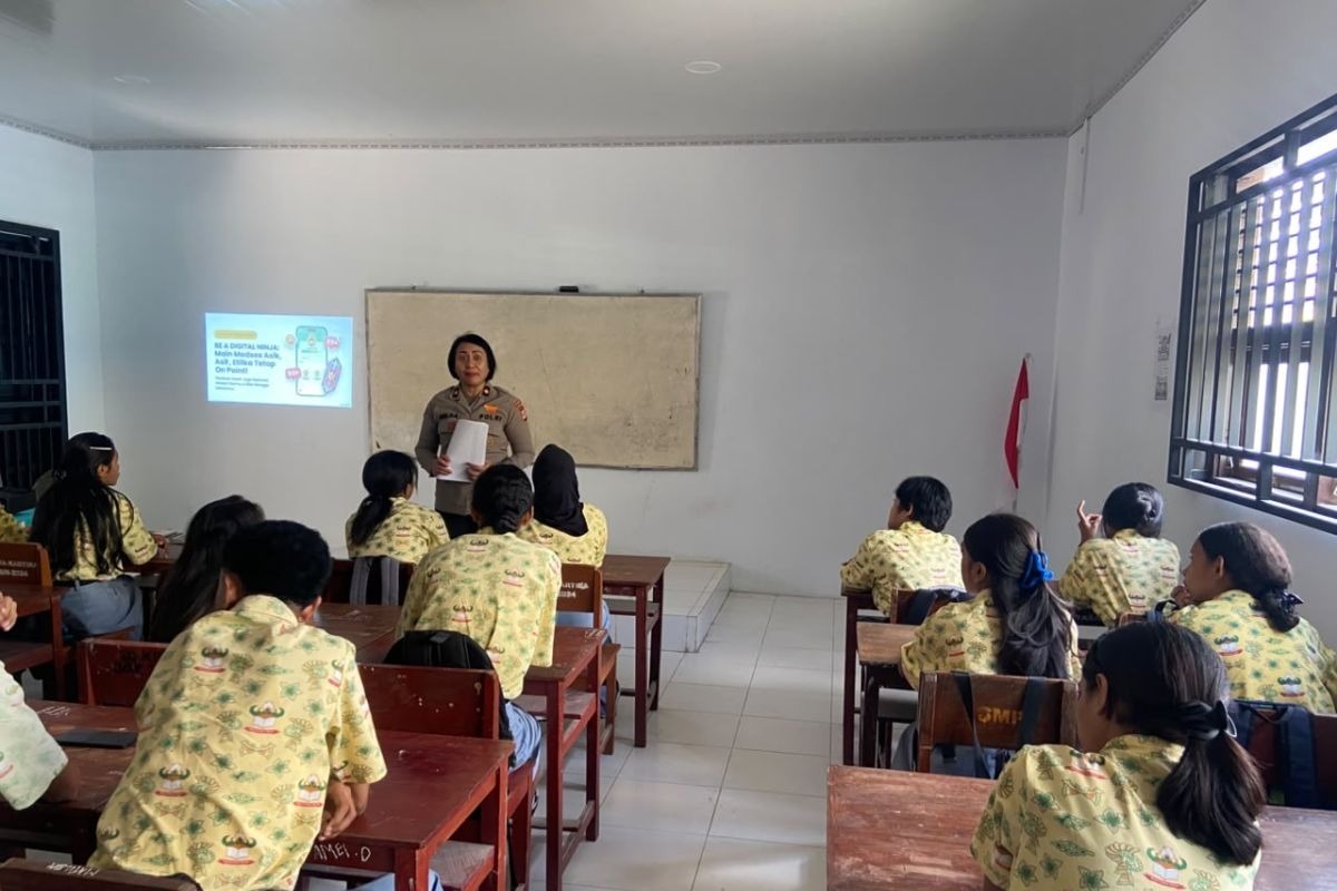 Polda Maluku Gelar Program "Polisi Mengajar", Bekali Pelajar Etika Medsos dan Nilai Budaya