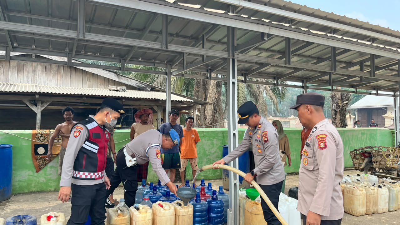 Bantu Warga Terdampak Kekeringan di Muba, Polda Sumsel Salurkan 10 Ribu Liter Air Bersih