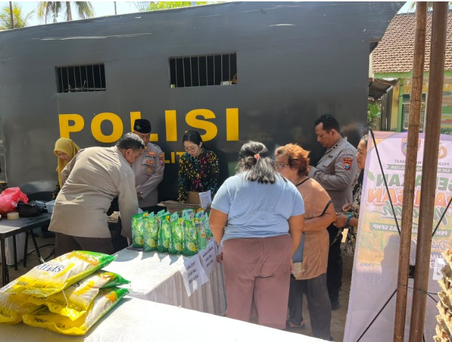 Polres Blitar Gelar Jumat Berkah di Bakung, Warga Nikmati Beragam Layanan Gratis