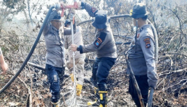 Metode Suntik Gambut dan Surfaktan Padamkan Kebakaran Lahan di Banjarbaru