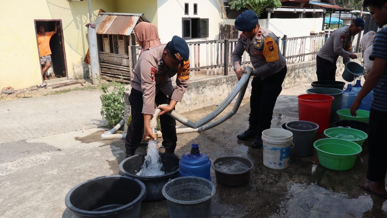 Saat Kemarau Membuat Sumur Mengering, Brimob Hadir Bawa 10 Ribu Liter Air untuk Warga Labanu
