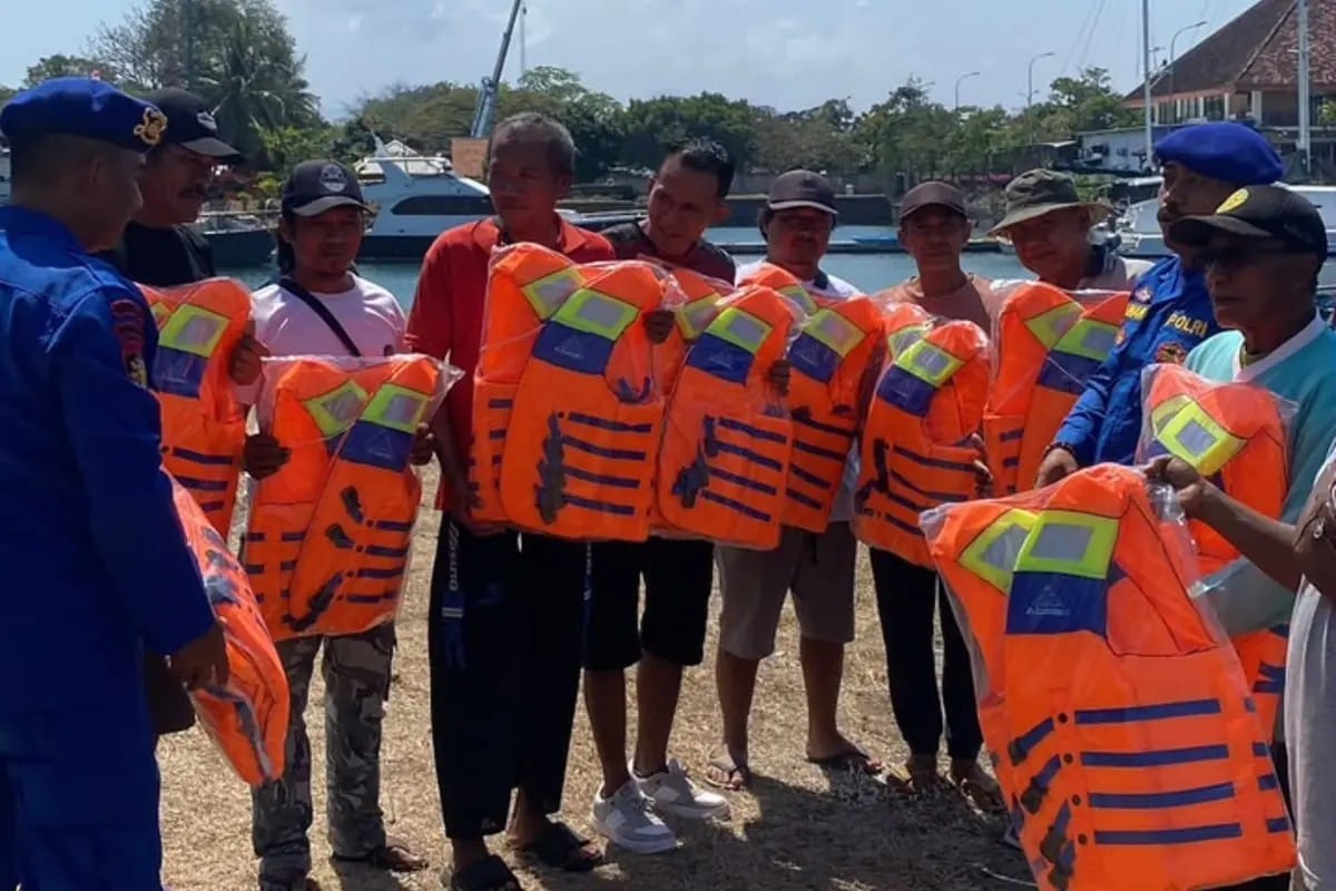 Antisipasi Bahaya di Laut, Polisi Bagikan Life Jacket ke Nelayan Banyuwangi