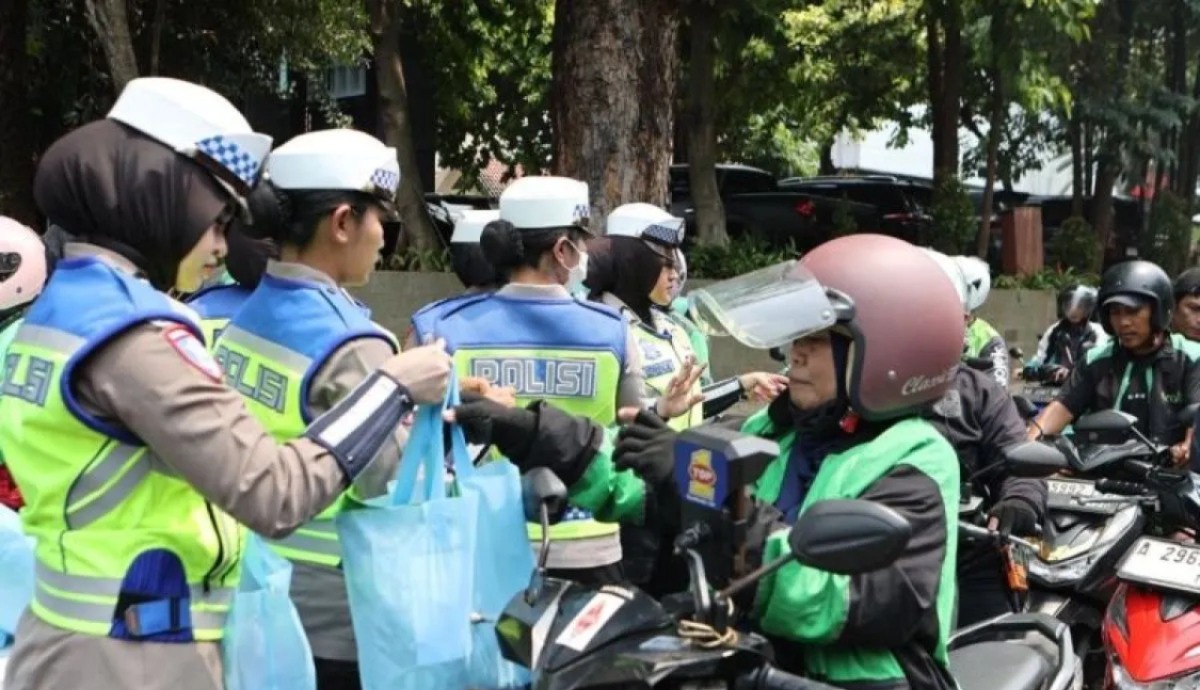 Polda Metro Jaya Bagikan Paket Bahan Pokok untuk Pengemudi Ojol di Jakarta