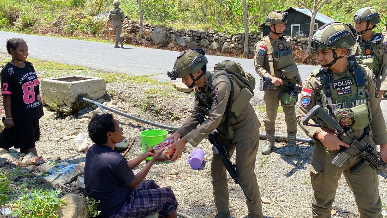 Warga Disapa, Anak-Anak Diajak Ceria: Patroli Humanis Satgas Damai Cartenz di Muara