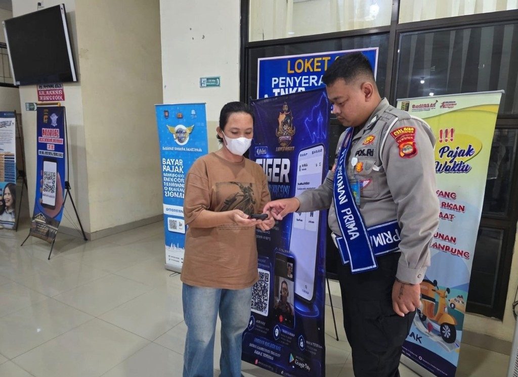 Pelayanan Makin Mudah, Satlantas Pesawaran Sosialisasikan Aplikasi Siger di Kantor Samsat