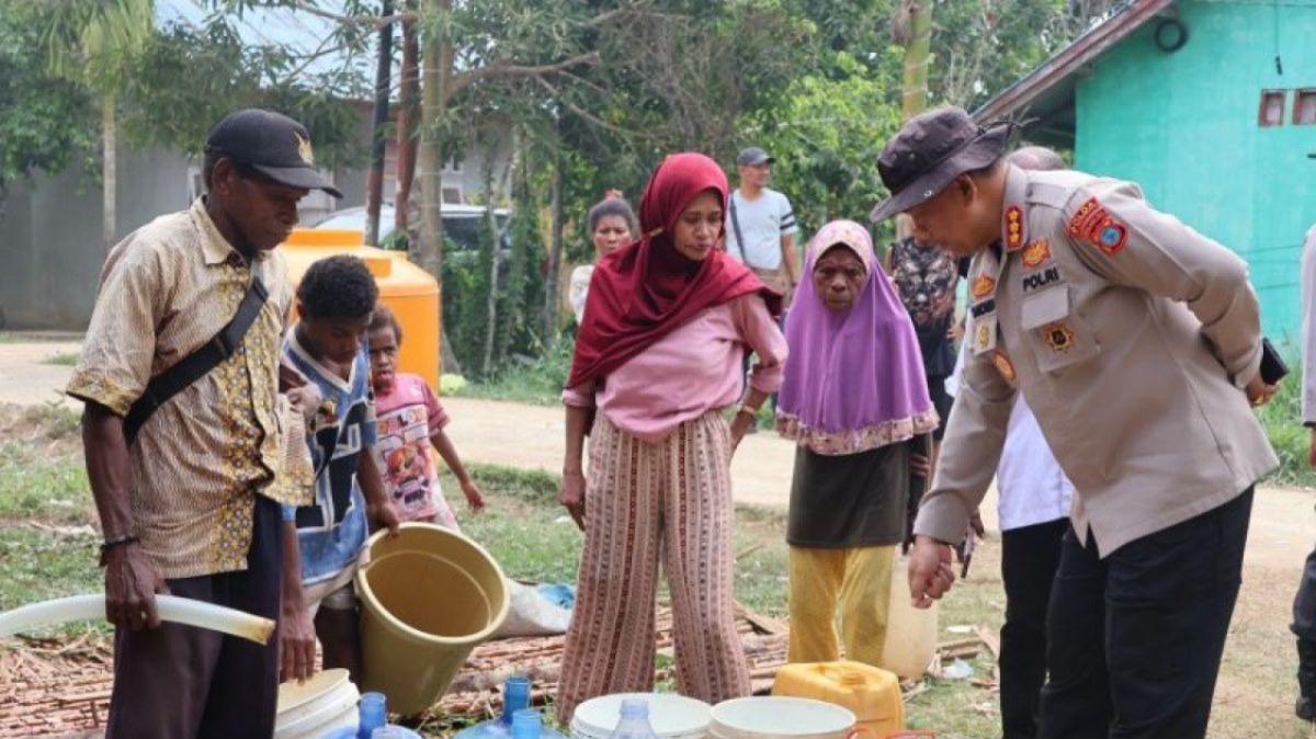 Polda Papua Barat Daya Salurkan Air Bersih Untuk warga di Warmon Kokoda