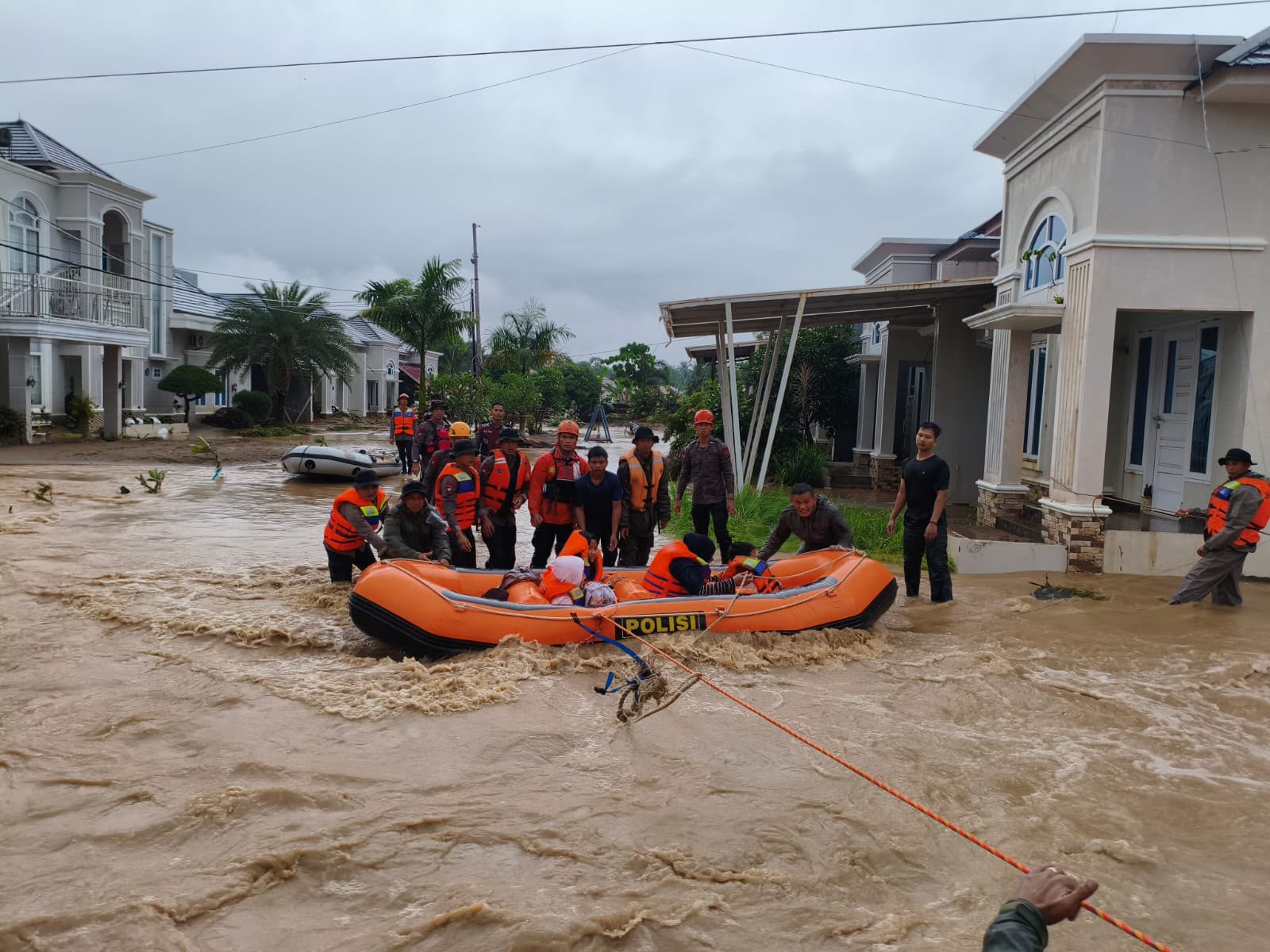 Polri Berhasil Evakuasi Ratusan Warga Terdampak Banjir di Padang, Ratusan Personel Brimob Dikerahkan