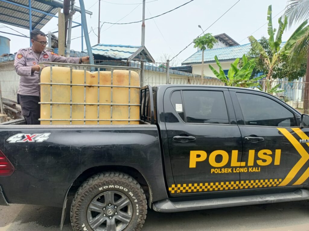 Cegah Karhutla di Musim Kemarau, Polres Paser Imbau Warga Tidak Bakar Lahan dan Bagikan Air Bersih