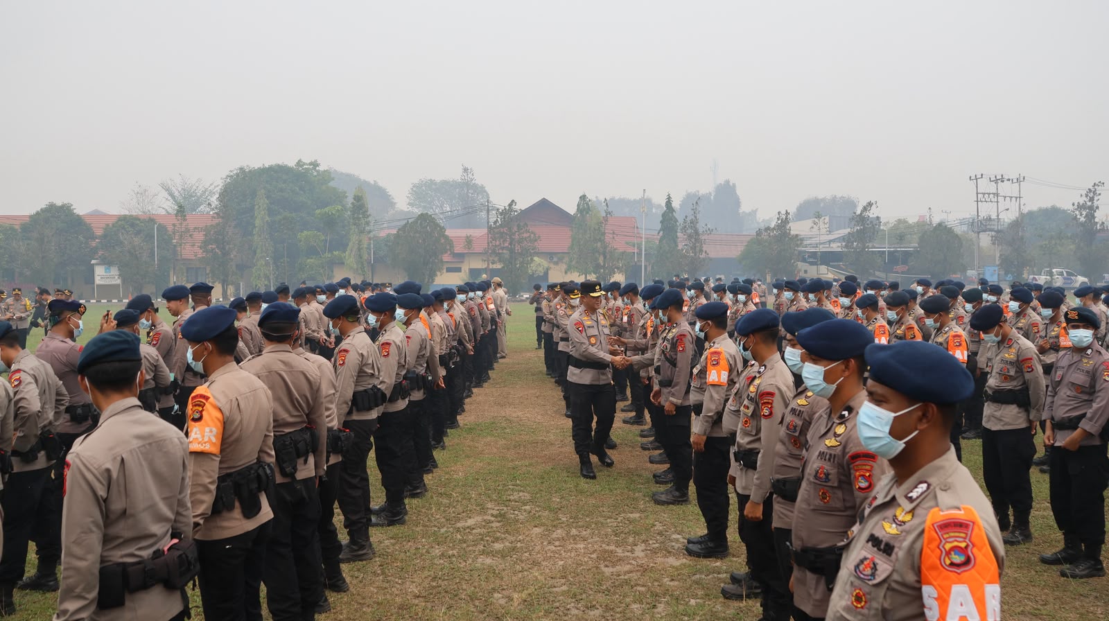 200 Personel Brimob NTB dan 10 Personel Pusdokkes Polri Perkuat Penanganan Karhutla di Kalteng