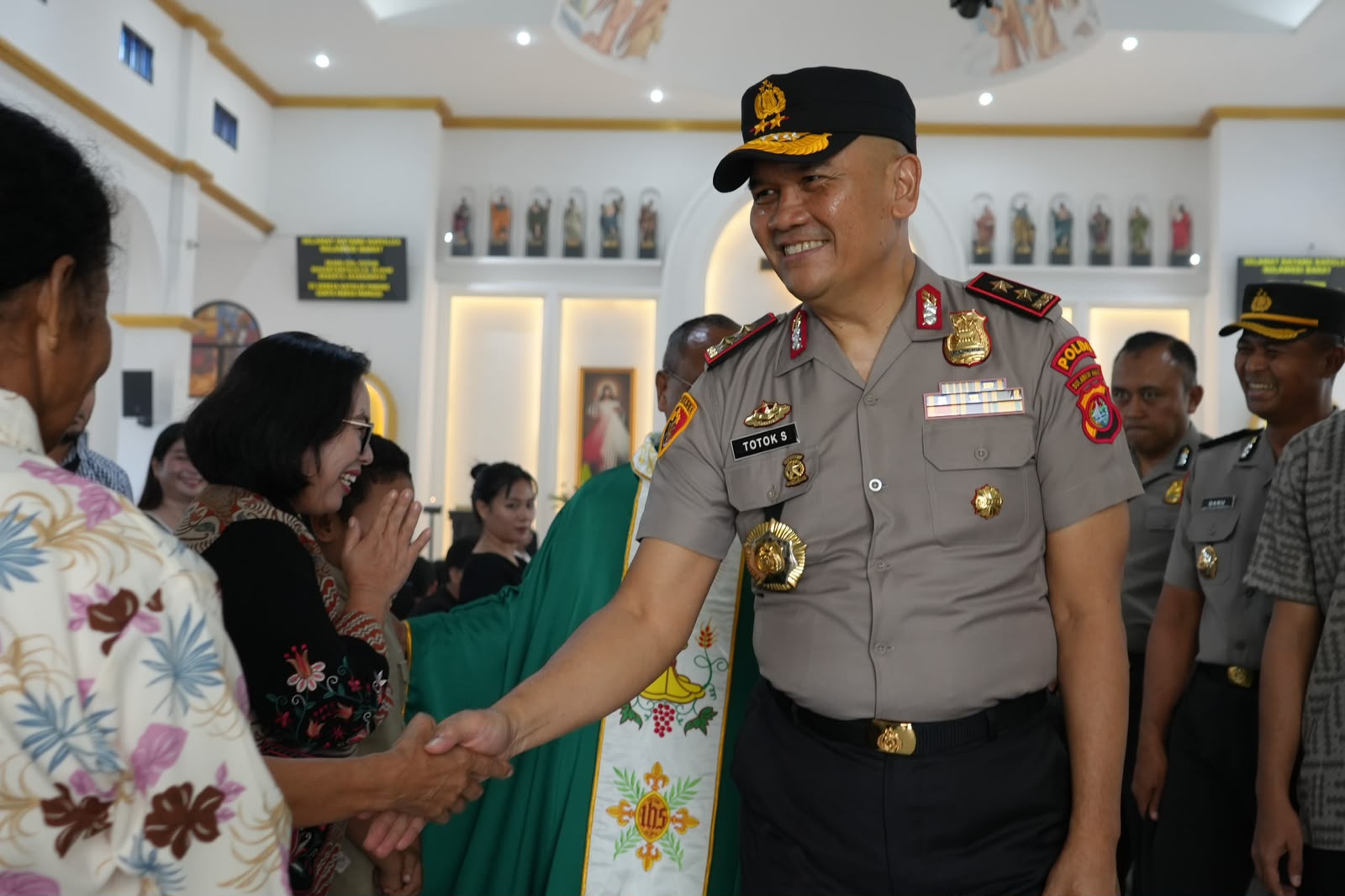 Titip Doa, Dengarkan Harapan: Kehangatan Minggu Kasih Kapolda Sulbar di Gereja Santa Maria