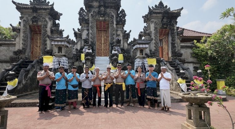 Minggu Kasih di Pura Agung Giri Kertha Bhuana, Karumkit Bhayangkara Polda NTT Ajak Perkuat Kerukunan dan Kedekatan Polri dengan Masyarakat