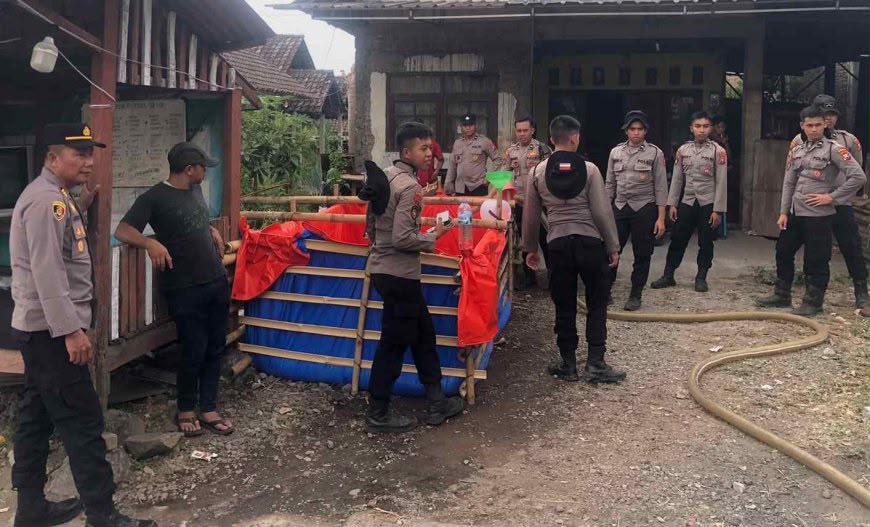 Semangat 'Polisi Bersama Masyarakat: Polda Jatim Dirikan Posko Karhutla dan Distribusikan Air Bersih di Pasuruan