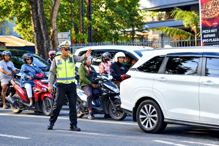 Polda NTT Hadirkan Pelayanan Pagi, Dirlantas dan Kabidpropam Turun Langsung Atur Arus Lalu Lintas