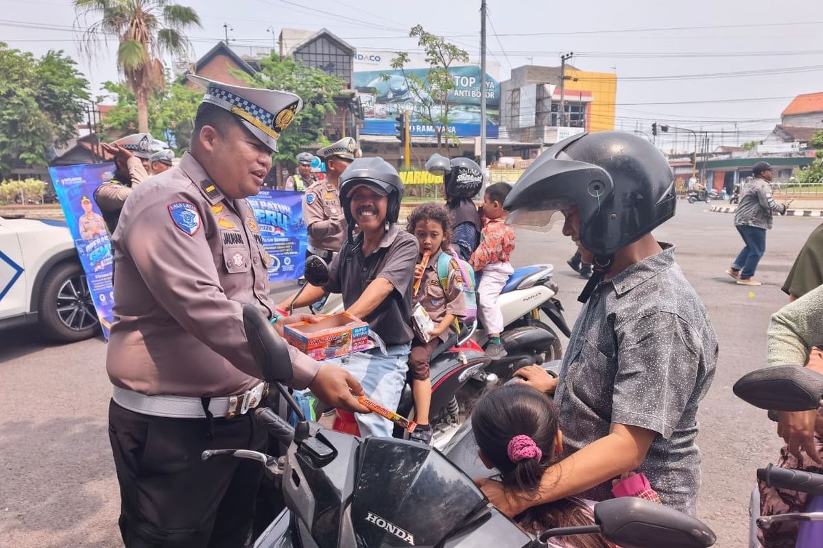 Operasi Patuh Semeru di Bangkalan: Pengendara Tertib Dihadiahi Cokelat