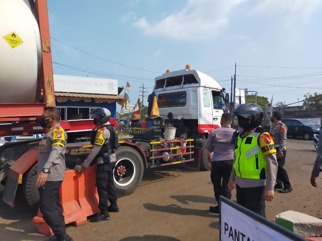 Polda Banten terapkan sistem one way di jalur Anyer-Carita