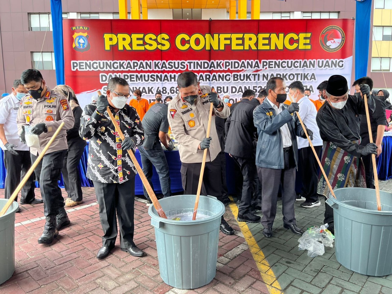Polda Riau Musnahkan 48,68Kg Sabu dan 14 Pelaku Berhasil Diamankan