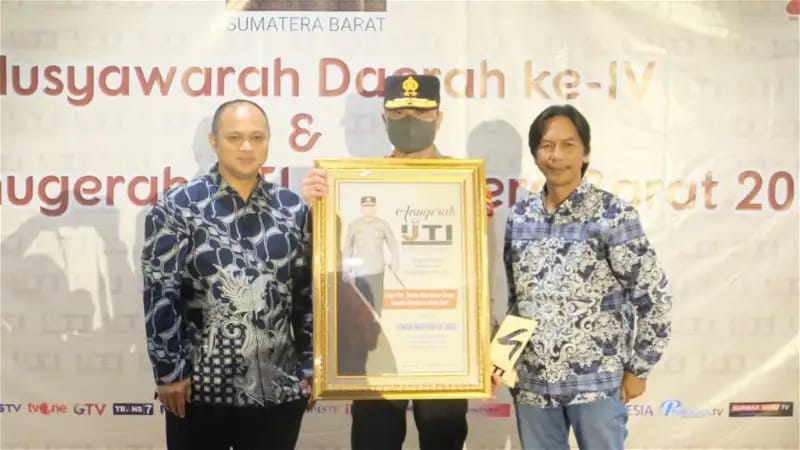 Kapolda Sumbar Mendapat Penghargaan dari Ikatan Jurnalis Televisi Indonesia (IJTI) sebagai Tokoh Inspiratif