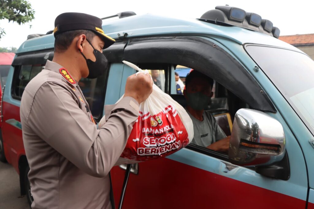 Ringankan Beban Masyarakat, Polisi Bagikan Paket Sembako di Tangerang