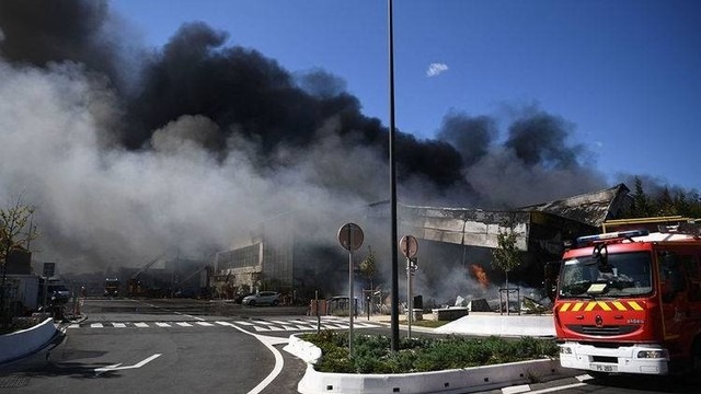 Pasar Produk Makanan Segar Terbesar Dunia di Paris Terbakar