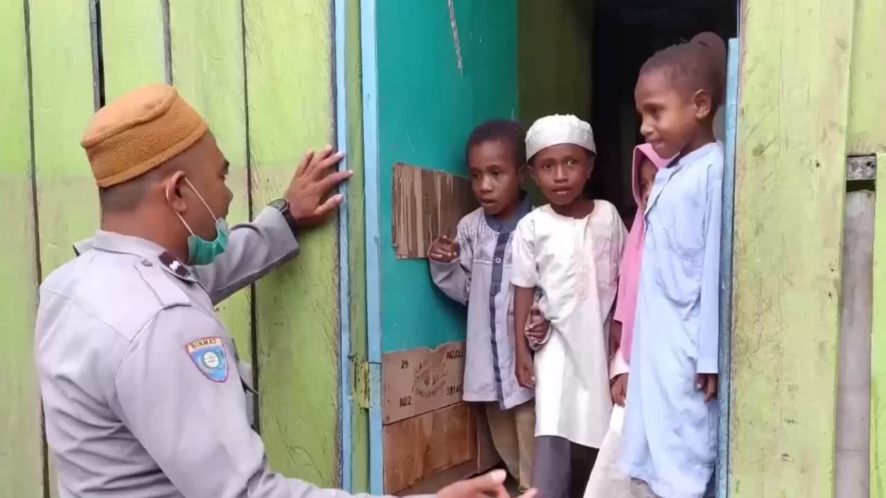 Kisah Inspiratif Polisi Ajarkan Mengaji Anak Anak Muslim Pa