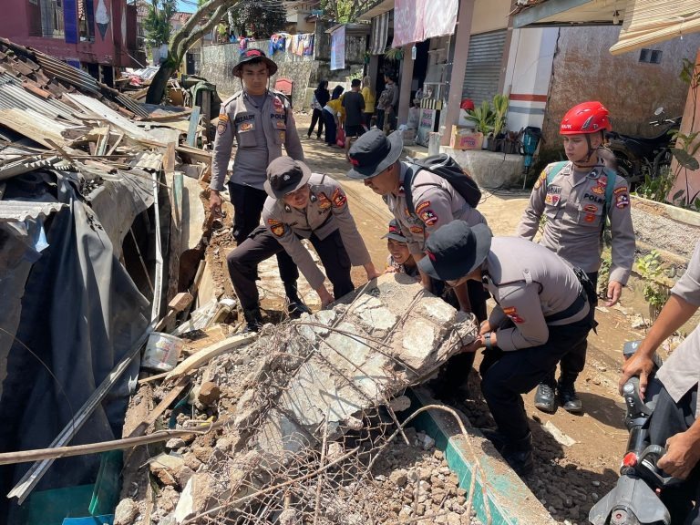 Polri Bersihkan Puing Reruntuhan dan Beri Trauma Healing Korban Gempa Cianjur