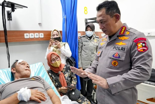 Kapolri Jenguk Korban Bom Bunuh Diri Mapolsek Astana Anyar, di Rumah Sakit  Immanuael Bandung