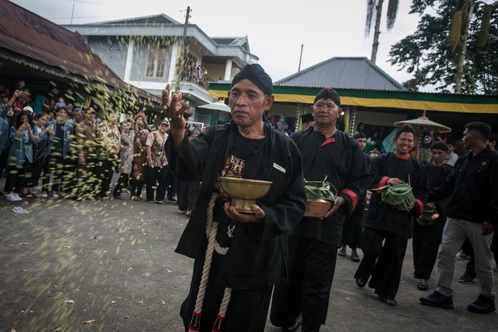 4 Cara Menumbuhkan Sikap Hormat pada Tradisi Indonesia