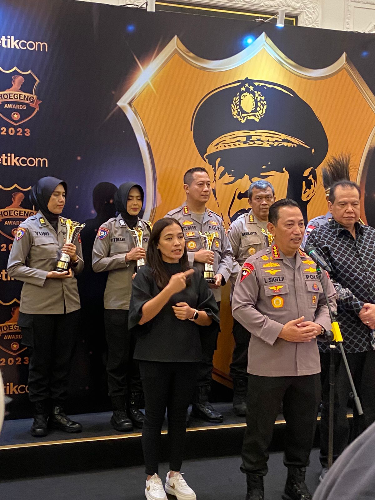hoegeng-award-is-a-mandate-for-better-working-police-chief-of-inp