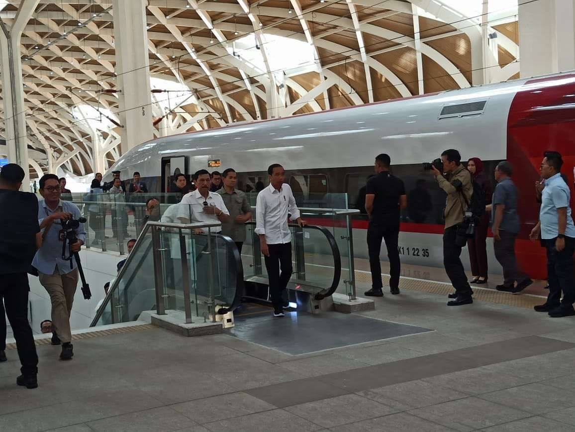 president-jokowi-tests-jakarta-bandung-high-speed-train