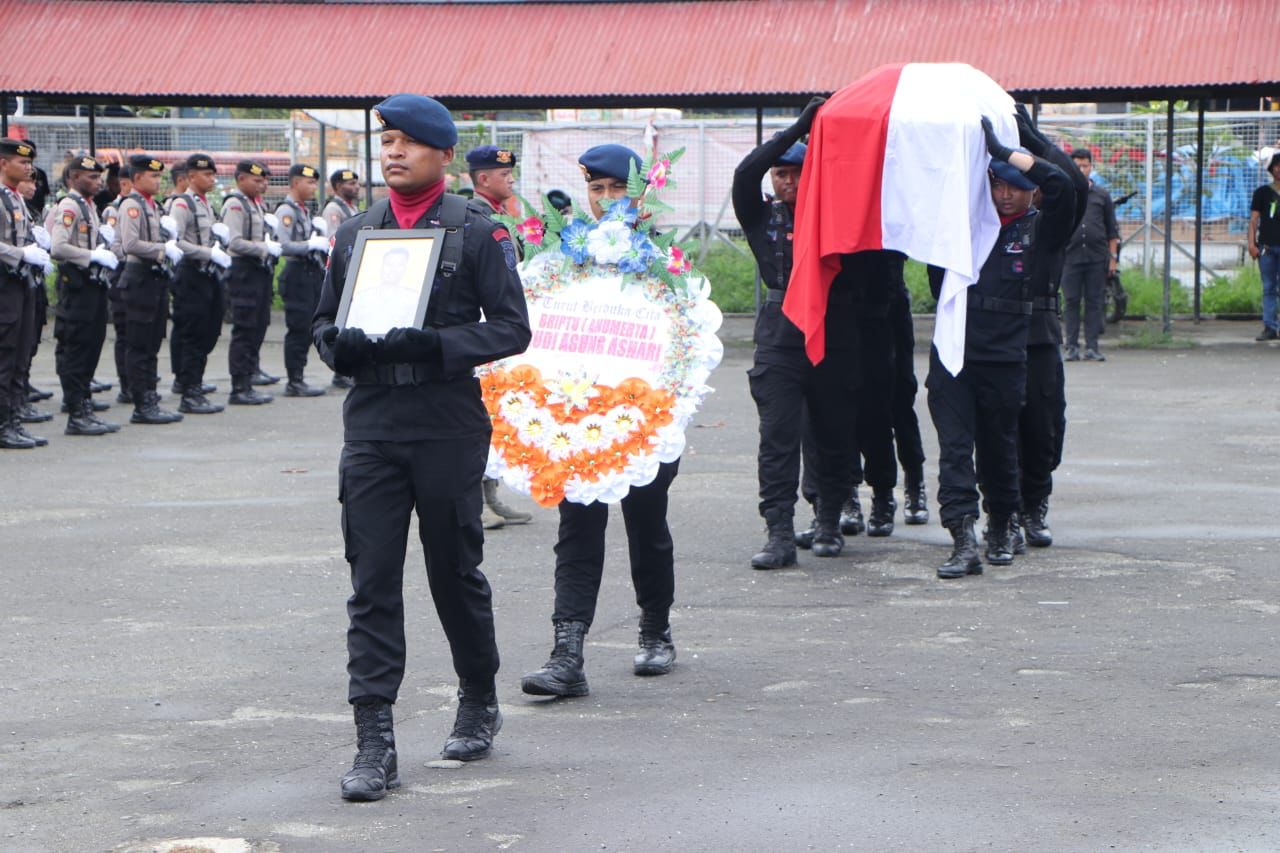 police-first-brigadier-rudi-agung-ashari-victim-of-kkb-laid-to-rest-in-manado