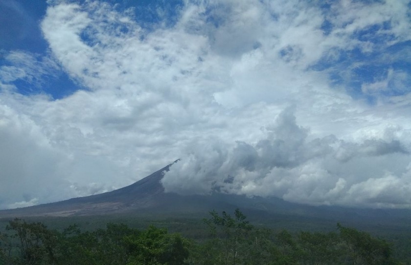 semeru-mountain-erupted-with-eruption-700-meters-above-the-peak