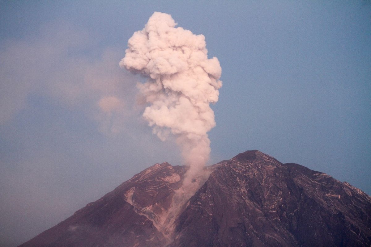 pvbmg-states-semeru-still-active-with-52-eruptions-per-day