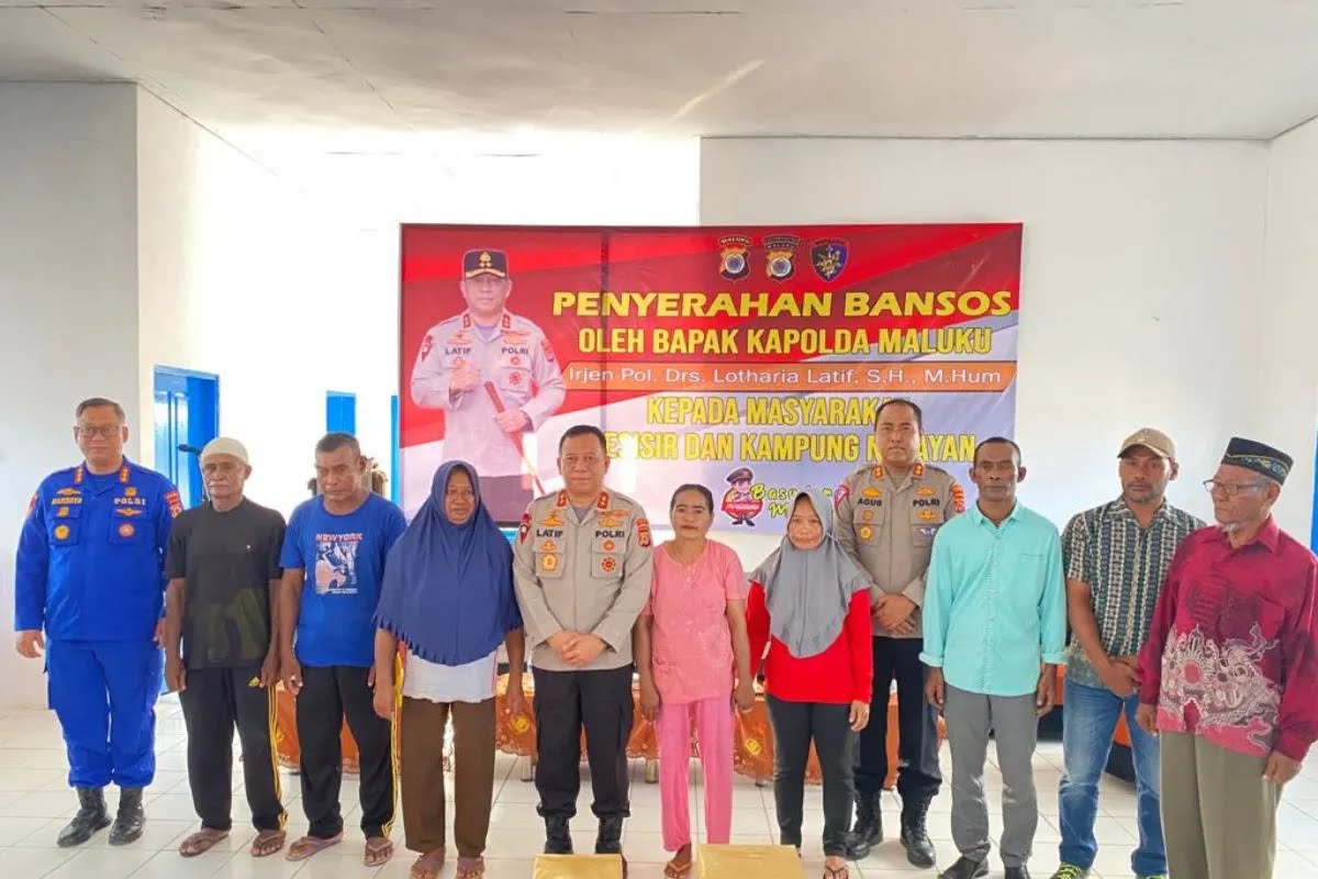 maluku-police-provides-aid-for-coastal-community