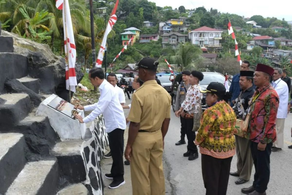 jokowi-signs-pancasila-monument-in-honoring-tanama-fallen-heroes