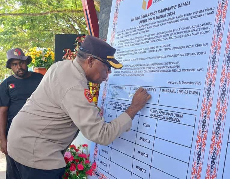 Polres Waropen Hadiri Deklarasi Kampanye Damai Pemilu 2024 Bawaslu Kabupaten Waropen