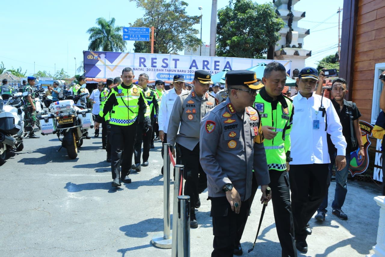 east-java-police-chief-inspects-lilin-semeru-ops-preparation
