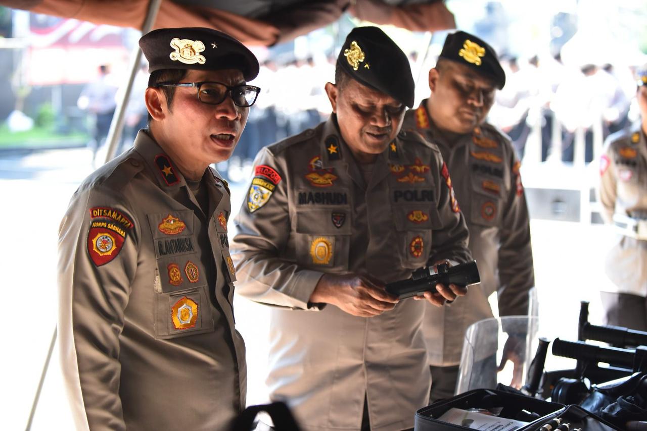 inp-inspects-the-preparations-of-greater-malang-police-for-2024-election