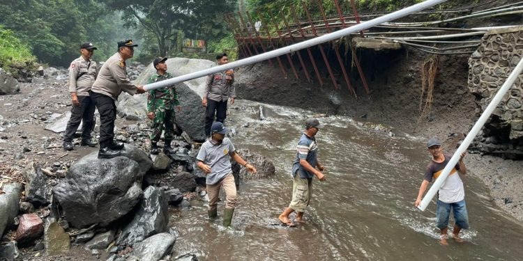 police-and-locals-came-together-to-repair-broken-pipeline-in-probolinggo