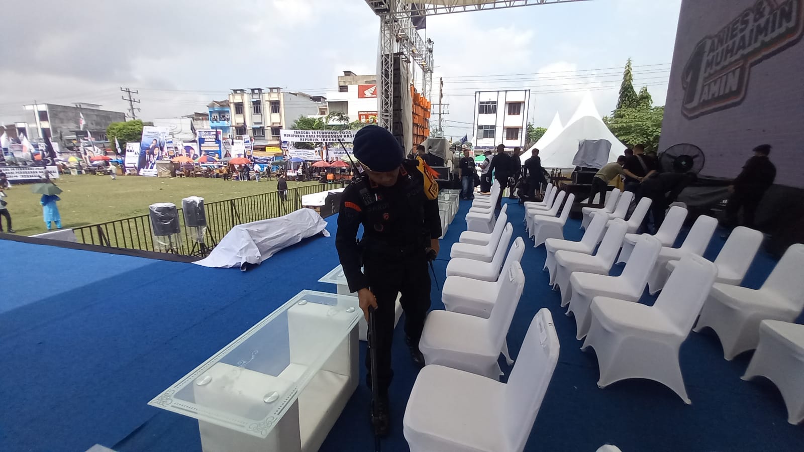 bomb-disposal-unit-deployed-to-sterilized-election-campaign-location
