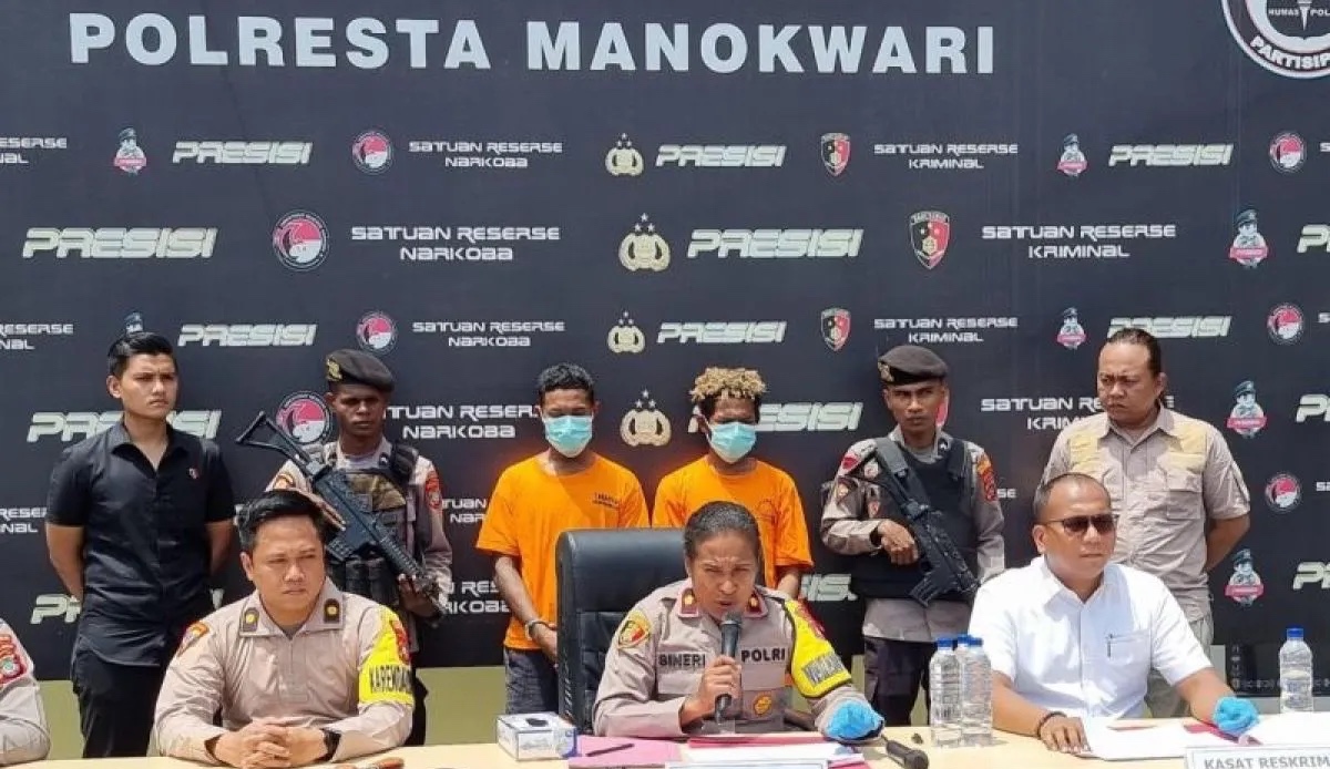 manokwari-police-receive-2-homemade-guns-from-locals