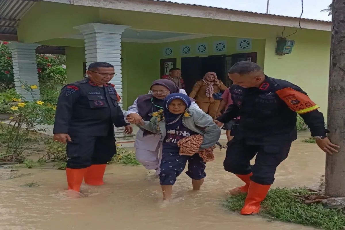Polisi Kerahkan Personel Bantu Penanganan Banjir di Serdang Bedagai