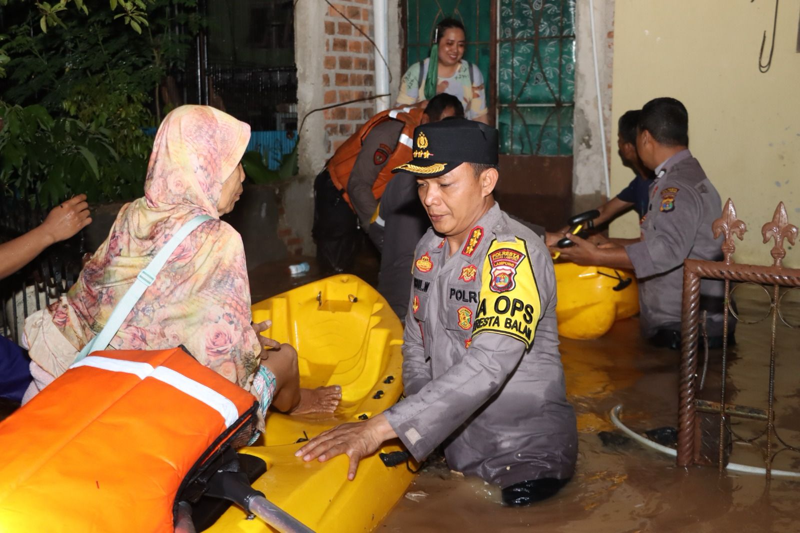 Polresta Bandar Lampung Gerak Cepat Bantu Evakuasi Warga yang Terjebak Banjir