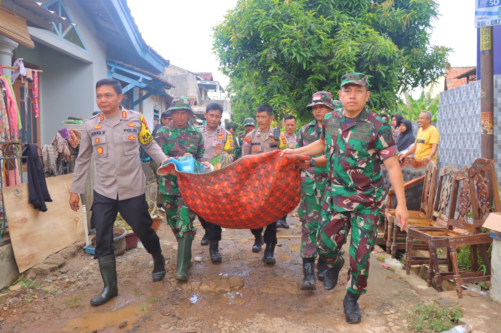 bandar-lampung-police-military-lead-flood-relief