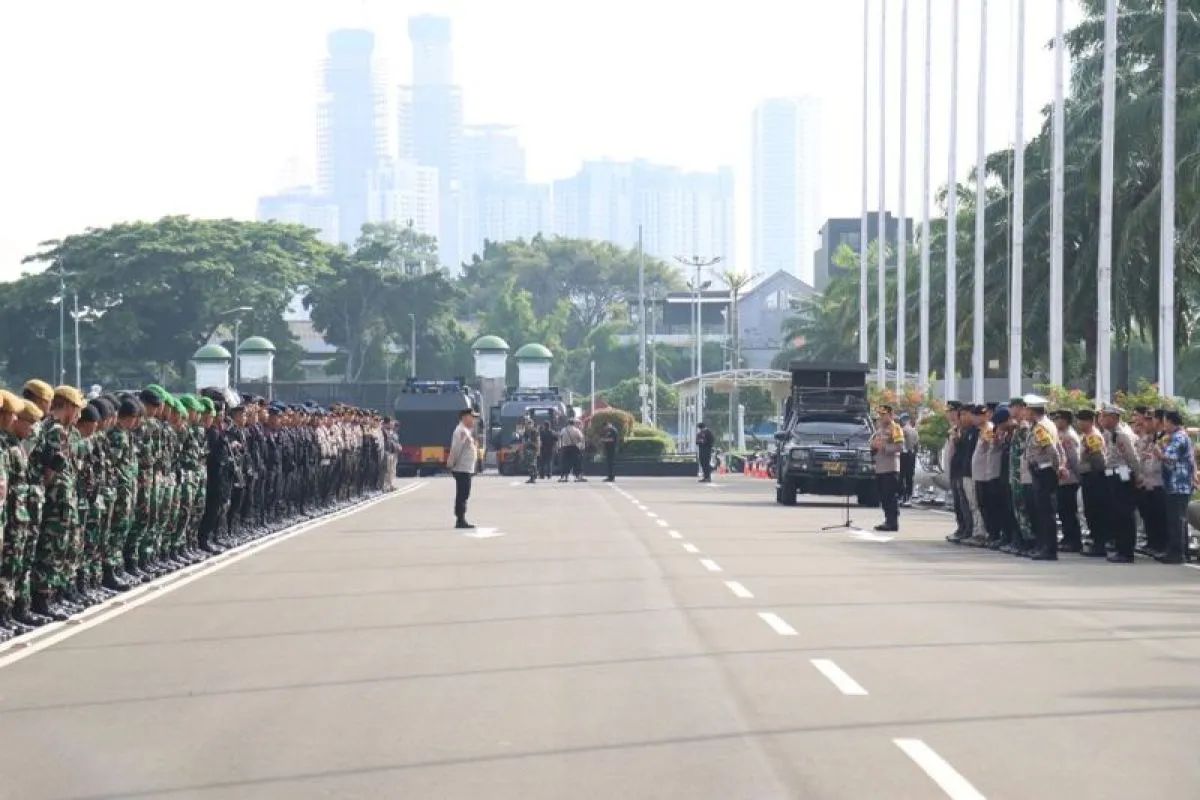 3929-joint-personnel-prepared-to-secure-demonstration-in-front-of-dpr-mpr-ri-building