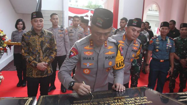 East Java Regional Police Chief Inaugurates Four New Buildings in the Province