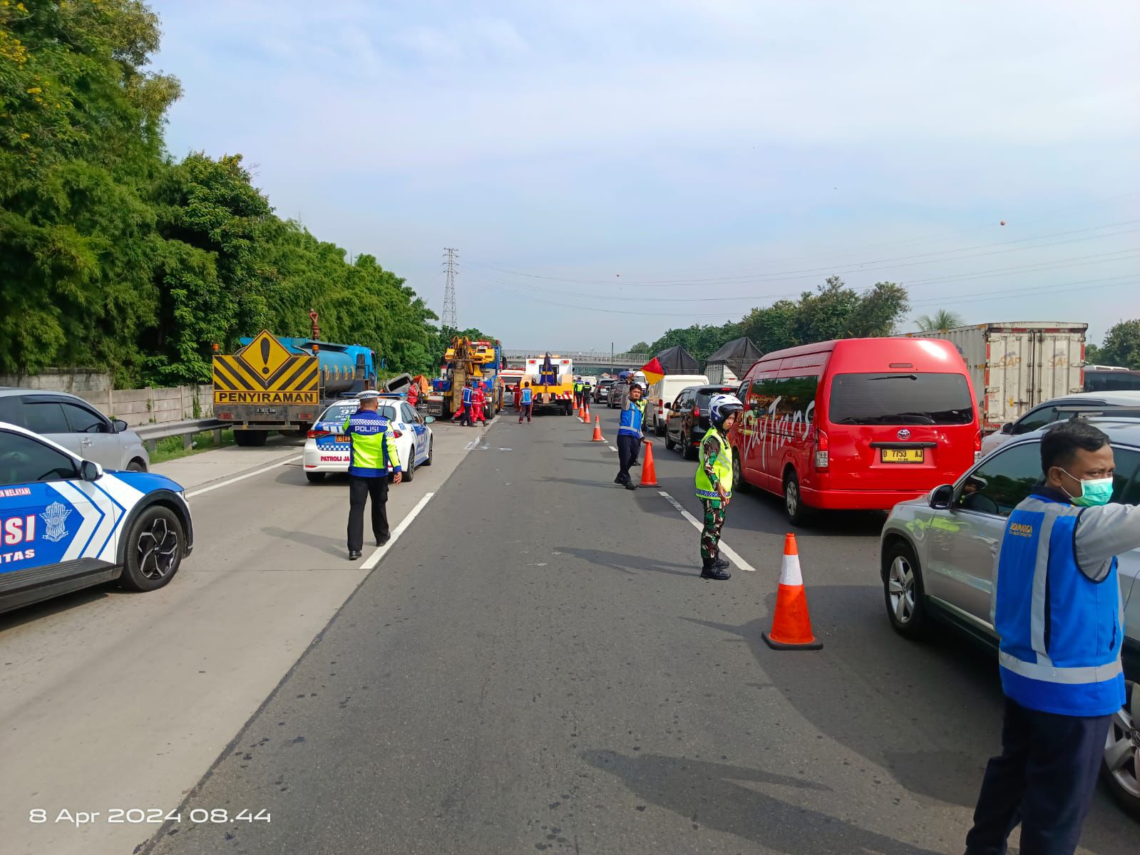 police-launched-investigation-on-the-jakarta-cikampek-toll-road-accident