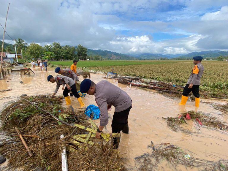 Tim SAR Brimob Polda Gorontalo Bantu  Warga Bersihkan Sisa Material Banjir