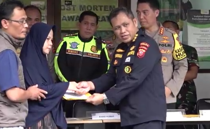 Polri Berikan Tali Asih Kepada Keluarga Korban Kecelakaan KM 58 Tol Japek