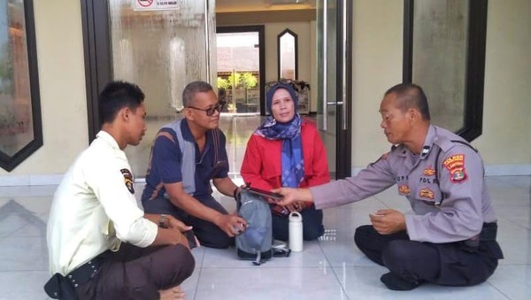 Anggota Polisi Kembalikan Tas Hilang Berisi Uang Rp100 Juta ke Pemiliknya